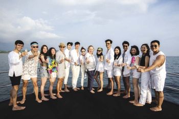 ‘เป้-บุ๊ค’เยือนกระบี่ ล่องเรือหรู
