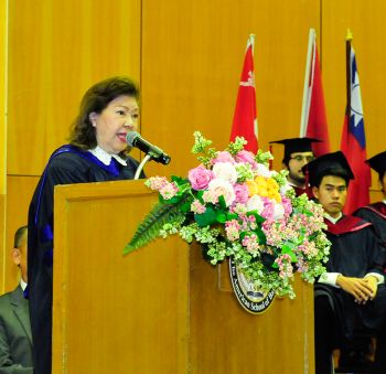 โรงเรียน ดิ อเมริกัน สคูล ออฟ แบงค็อก มอบประกาศนียบัตร  ให้กับนักเรียนที่สำเร็จการศึกษาประจำปี 2561