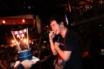 \'แสตมป์\'ยิ้มแก้มปริ แฟนๆเซอร์ไพรซ์วันเกิด กลางคอนเสิร์ตเปิดค่าย123Records