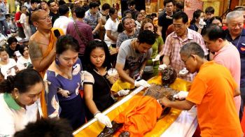 พบเส้นผมยังอยู่เหมือนมีชีวิต! คลื่นศิษย์ศิลปินดาราแห่เปลี่ยนจีวร \'หลวงพ่อพูล\'