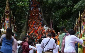 ชาวไทยใหญ่ทำบุญตักบาตรวัดพระธาตุดอยสุเทพในวันวิสาขบูชา