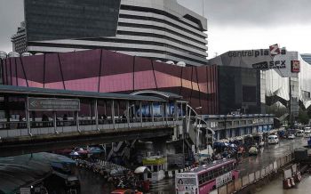 \'อัศวิน\'ลุยจัดระเบียบทางเท้าหน้าห้างเซ็นทรัลลาดพร้าว สั่งรื้อให้หมดภายในวันนี้
