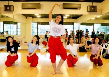 ‘น้ำตาล’ซ้อมรำเซตใหญ่เพื่อ‘สาปกระสือ’