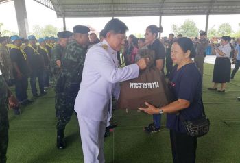 มูลนิธิราชประชานุเคราะห์ฯมอบสิ่งของพระราชทานแก่ผู้ประสบวาตภัยอ่างทอง