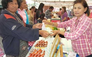ฝีมือกลุ่มสตรีบ้านดู่ใน! \'สบู่สมุนไพร\'ภูมิปัญญาชาวบ้านสืบทอดมาชั่วอายุคน ส่งออกอาเซียน