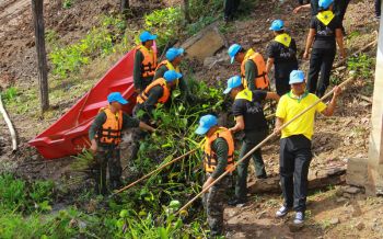 จิตอาสาจังหวัดพิจิตรเก็บผักตบชวาในแหล่งน้ำ เฉลิมพระเกียรติสมเด็จพระเจ้าอยู่หัวฯ