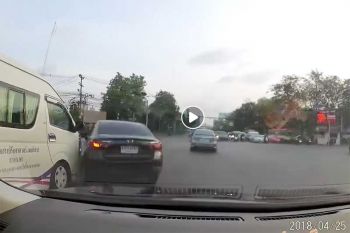 เก๋งขาดสติปาดซ้าย\'แยกศุลกากร\' โดนชาวเน็ตสวดยับตามระเบียบ (คลิป)