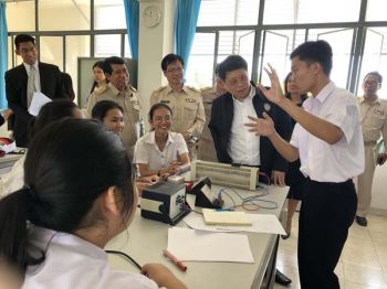 \'หมอธี\'ลงพื้นที่อีอีซีเลือก\'รร.จุฬาภรณ์ราชวิทยาลัย\'ชลบุรี  นำร่องเป็นโรงเรียนเตรียมนวัตกร
