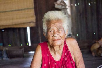 สุดเวทนา! ยายเมืองช้างวัย 86 ตาบอดสนิทอยู่ในบ้านเพิงหมาแหงน ไม่มีแม้แต่ห้องน้ำ
