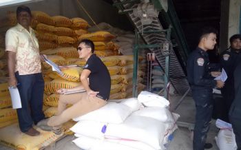 \'ปศุสัตว์\'เมืองคอน บุกโรงงานอาหารสัตว์เถื่อน ยึดของกลางนับร้อยกระสอบตรวจ