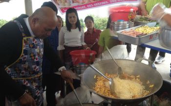 สุรินทร์สีสัน!ตำกระจายผัดไทยสูตรนายอำเภอ อร่อยเหาะแซ่บไม่มีเหลือ