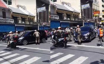 ทำวุ่นทั้งถนน! ตร.จะล็อกล้อเก๋งหลังจอดผิดที่ แต่\'เจ๊คนขับ\'ขัดขืนถอยรถถหนีไปมา(ชมคลิป)