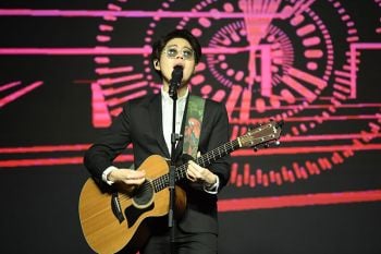 ‘อะตอม’ โชว์เพลงโคเวอร์ ปุ๊-อัญชลี