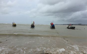เรือประมงกว่า100ลำหยุดออกทะเล หวั่นเกิดอันตรายช่วงคลื่นลมแรง
