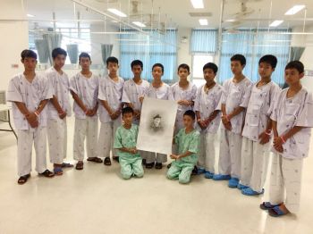 อาลัย‘วีรบุรุษถ้ำหลวง’  หมูป่ารํ่าไห้  เพิ่งรู้‘จ่าแซม’สละชีวิต