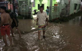 ฝนถล่มกระบี่นาน3ชม.ส่งผลน้ำเอ่อท่วมบ้านเรือนประชาชน
