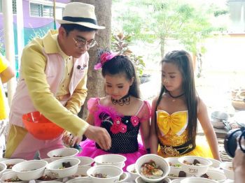 ‘น้องฟ้าใส’ นำทีมเลี้ยงอาหารกลางวันคนพิการ