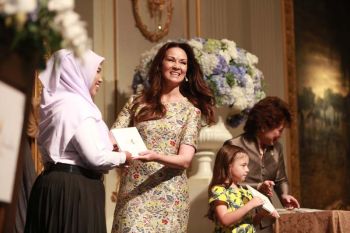 ‘ปุ๋ย-ภรณ์ทิพย์’ บินกลับมามอบทุนให้เด็กไทย  ฉลอง 30 ปี ครองมงกุฎนางงามจักรวาล คนที่ 2