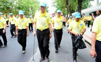 \'พรเพชร\'นำจิตอาสาทำความสะอาดวัดน้อยนพคุณ เทิดพระเกียรติร.10 (ประมวลภาพ)