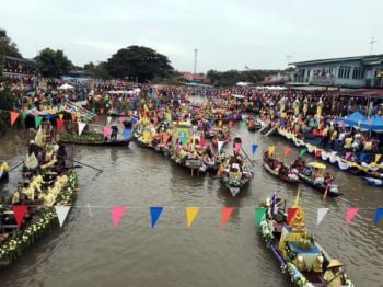 ยิ่งใหญ่ตระการตา! อยุธยานำเรือกว่า 200 ลำประดับตกแต่งแห่เทียนพรรษาทางน้ำคลองลาดชะโด