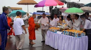 \'ผู้ว่าฯณรงค์ศักดิ์\'นำชาวพะเยาทําบุญวันอาสาฬหบูชาริมกว๊านท่ามกลางสายฝน