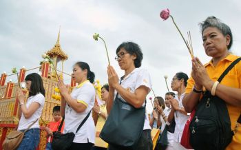 สนามหลวงเนืองแน่น! ประชาชนร่วมเวียนเทียนเนื่องในวันอาสาฬหบูชา
