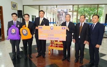 มูลนิธิอาสาเพื่อนพึ่ง (ภาฯ) ยามยาก สภากาชาดไทย  มอบเงินช่วยเหลือผู้ประสบภัย สปป.ลาว และ ญี่ปุ่น