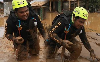 แห่ชื่นชม! นาทีกู้ภัยไทยลุยโคลนเกือบครึ่งตัว ช่วยพี่น้องสปป.ลาวจากภัยพิบัติเขื่อนแตก