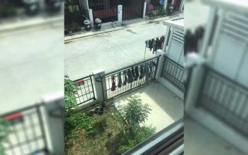 ไร้มารยาท! สาวโอดถูกเพื่อนบ้านตาก\'เสื้อ-ผ้าขี้ริ้ว\'ไว้หน้าประตูบ้าน