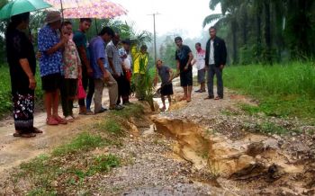 40ครัวเรือนสัญจรผ่านถนนดินโคลนมาหลายปี จี้หน่วยงานแก้ไขก่อนเละกว่าเดิม
