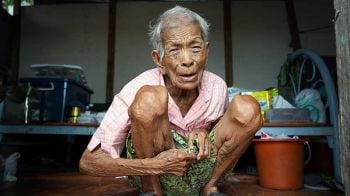 เส้นผมบังภูเขา! อึ้งทั้งจังหวัด \'ยายทองพูน\' วัย 90 นอนเดียวดายริมถนนเพชรเกษม