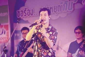 ‘แสตมป์’ ชงเก่ง ส่งซีนขอแต่งงานให้ผู้ร่วมทริป