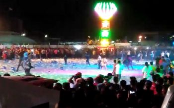 เจ็บระนาว!วัยรุ่นตีกันกลางคอนเสิร์ต ชาวบ้านหนีกระเจิง-พบขายเบียร์ในงาน