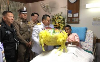ร.10พระราชทานแจกันดอกไม้-สิ่งของแก่อาสาสมัครทหารพราน