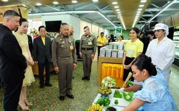 สมเด็จพระเจ้าอยู่หัว โปรดเกล้าฯ ให้ราชเลขานุการในพระองค์  เป็นประธานเปิดร้าน ‘โกลเด้น เพลซ สาขาถนนสุโขทัย’