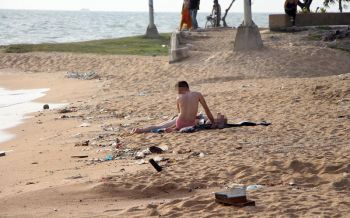 ทรุดโทรม!! คนพัทยาอาย‘หาดพระตำหนัก’ขยะเกลื่อน คนเร่ร่อนยึดพื้นที่