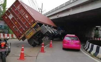 เข้าไปทำไม!รถบรรทุกตู้คอนเทนเนอร์กลับรถไม่พ้นชนคานสะพาน