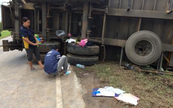 ฝนตกถนนลื่น โชเฟอร์หญิงขับพ่วง18ล้อเทกระจาด ‘ตัวเอง-ลูกน้อย-สามี’รอดปาฏิหาริย์