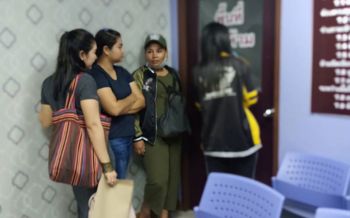 \'กิ๊ฟ\'ย่องเงียบ! มอบตัวสู้คดีโกงแชร์ทองคำ ตร.ค้านประกันตัวรอส่งศาลพรุ่งนี้