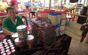 สุดยอด! \'เสื่อกก\' ฝีมือแม่บ้านนาหมอม้า ขายดีจนผลิตแทบไม่ทัน
