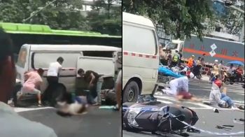รถตู้เสียหลักพุ่งชนคนที่\'หนานหนิง\'จีน ตาย4รายเจ็บ19คน