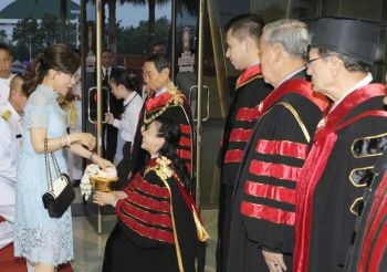 ทูลกระหม่อมหญิงอุบลรัตนฯ พระราชทานปริญญาบัตร  แก่ผู้สำเร็จการศึกษา ม.กรุงเทพธนบุรี