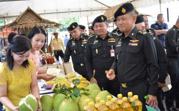 ผบ.ทสส.เยี่ยมชม \'ตลาดนัดธงน้ำเงิน\' ประชารัฐส่งเสริมสินค้าส่งต่อผู้บริโภคโดยตรง