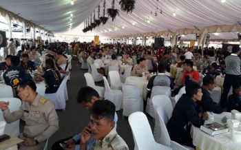 คึกคัก! แขกทยอยร่วมงานเลี้ยงขอบคุณทีมช่วย\'หมูป่า\' ตร.เข้มทุกจุดคัดกรอง (ประมวลภาพ)