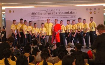 \'ในหลวง\'พระราชทานเครื่องราชฯ ทีมช่วย 13 หมูป่า