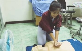 ชาวเน็ตชื่นชมพยาบาลสาวสวยสาธิตการทำ CPR ช่วยชีวิตคนหมดสติ