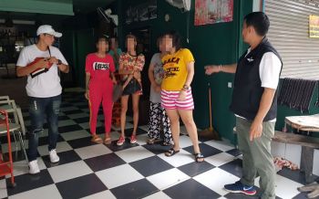 จ่อสั่งปิด! ฝ่ายปกครองบุกทลาย\'ร้านโอเกะ\'กลางเมืองพัทยา ปล่อยมั่วสุม-ค้ายา