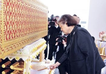สมเด็จพระเทพรัตนราชสุดาฯ เสด็จฯ ไปในการพระราชทานเพลิงศพ  เชอร์รี่ เศวตนันทน์ (สวลี ผกาพันธุ์) ศิลปินแห่งชาติและปูชนียบุคคลเพลงลูกกรุง