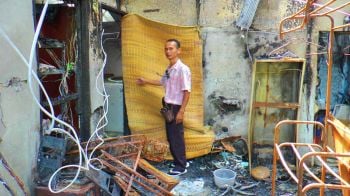 หนุ่มใหญ่ไฟไหม้บ้านวอด ต้องนอนในซากเพลิง  วอนสังคมช่วยซ่อมบ้าน