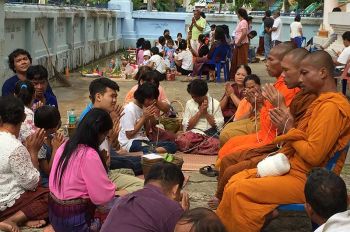 พลังศรัทธา! ลูกหลานแห่ร่วม \'แซนโฎนตา\' ทำบุญเดือน 10 อุทิศส่วนกุศลให้บรรพบุรุษ (ชมคลิป)